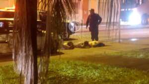 Leia mais sobre o artigo Vídeo: suspeitos de cometer assaltos são presos após colidir veículo em fuga no centro de Corumbá