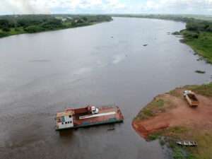 Leia mais sobre o artigo Caminhão carregado com minério afunda no rio Paraguai durante travessia de balsa no Porto da Manga