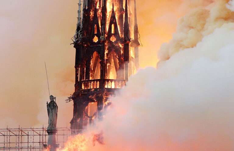 Incêndio atinge a Catedral de Notre-Dame, em Paris