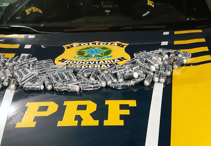 Leia mais sobre o artigo PRF encontra capsulas de cocaína em frascos de iogurte dentro de ônibus que saiu de Puerto Suarez