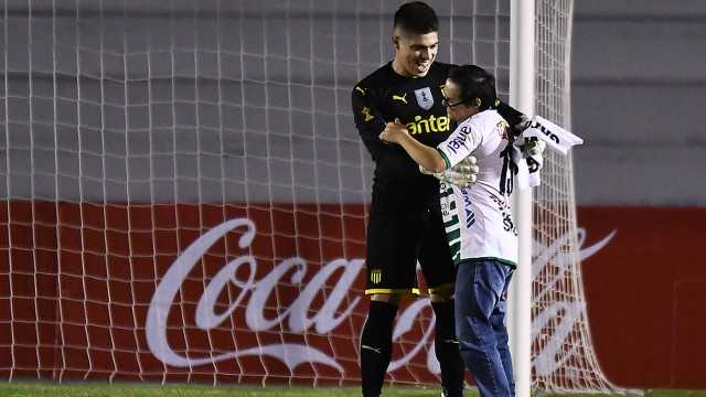 Menino com Síndrome de Down realiza sonho e marca gol de pênalti no campeonato Uruguaio