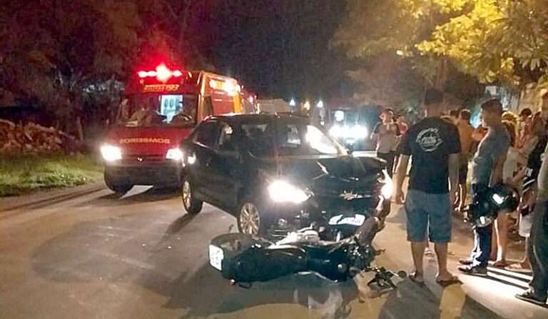 Em Ladário colisão entre carro e moto deixa condutor e passageira feridos