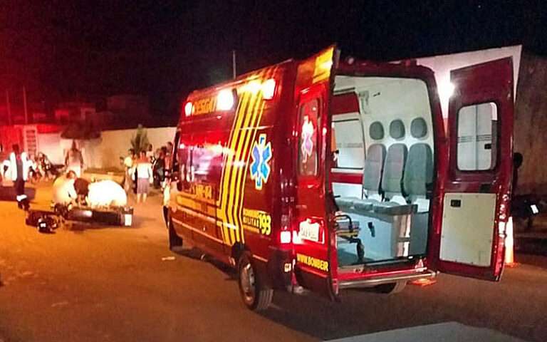 Duas pessoas ficam feridas após motocicleta bater em carro estacionado