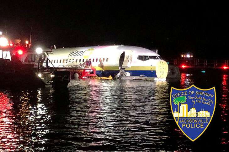 Leia mais sobre o artigo Boeing 737 sai da pista e cai em rio na Flórida