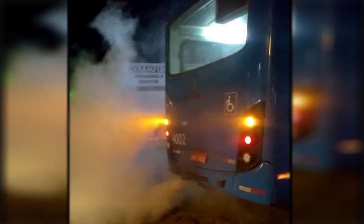 Você está visualizando atualmente Fumaça em ônibus de Ladário assusta passageiros e mobiliza equipe do Corpo de Bombeiros