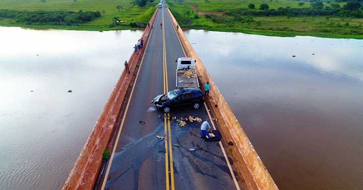 Traficante foge a nado da polícia após capotar veículo carregado de droga sobre ponte em MS
