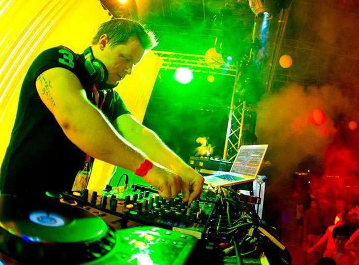 Você está visualizando atualmente Adam Sky, DJ australiano, morre em Bali aos 42 anos após se chocar com porta de vidro