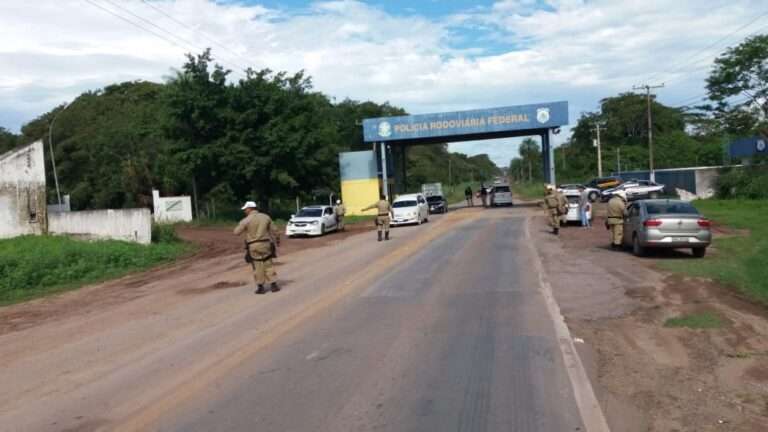 Agetrat e PRF realizam ação de fiscalização contra o transporte clandestino de passageiros em Corumbá