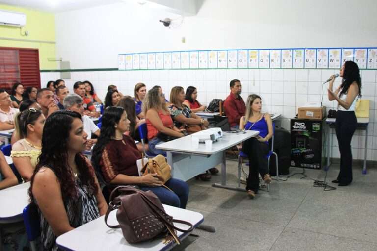 Servidores da Rede Municipal de Ensino participam de formação continuada