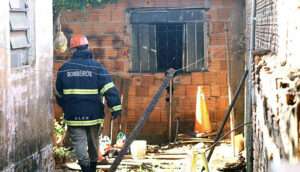 Leia mais sobre o artigo Por não aceitar fim de relacionamento, homem coloca fogo na casa da ex em Campo Grande
