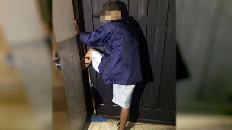 Homem fica com pé preso em porta ao tentar furtar empresa