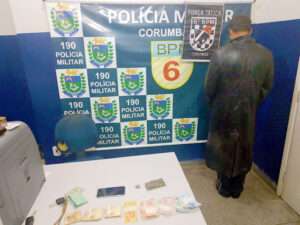 Leia mais sobre o artigo Ao abordar veículo suspeito, Força Tática prende homem por tráfico de drogas em Corumbá