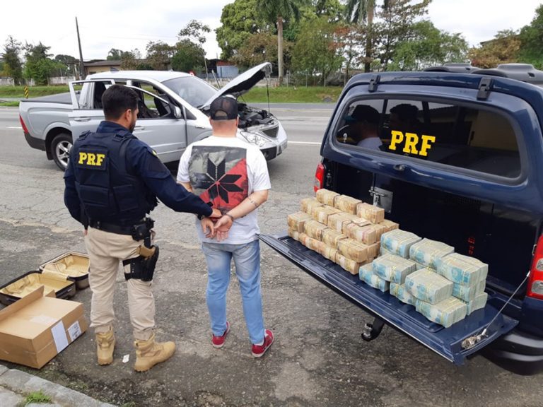PRF acha cerca de R$ 2,5 milhões escondidos dentro de carro em SP