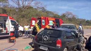Leia mais sobre o artigo Caminhonete bate de frente com Gol após tentar ultrapassar caminhão na BR-262 em Corumbá | Vídeo