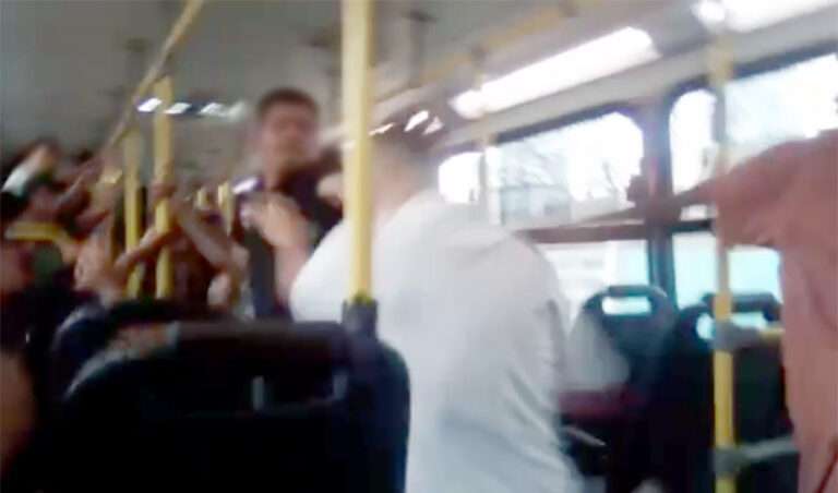 Briga generalizada dentro de ônibus assusta passageiros na parte alta de Corumbá | Vídeo