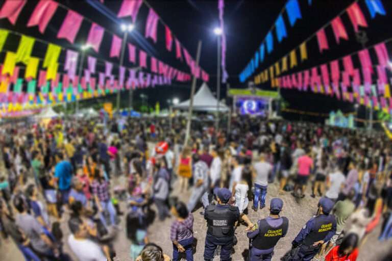 Policial fica ferido e duas pessoas são presas em briga generalizada no Arraial de São João de Corumbá