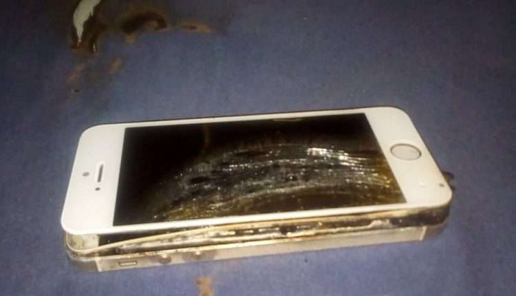 Jovem coloca celular para carregar e acorda com ele em chamas em MS