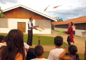 Leia mais sobre o artigo Projeto “O Circo vai a uma Escola das Águas” leva arte circense a alunos no Pantanal