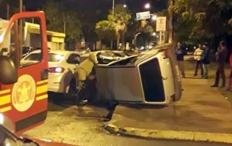 Idoso fica ferido em colisão entre carros no centro de Corumbá