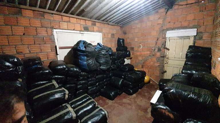 Receita Federal e PF apreendem mais de duas toneladas em mercadorias contrabandeadas em Corumbá