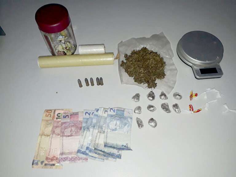 Dupla é flagrada com entorpecentes e são presos pela Polícia Militar