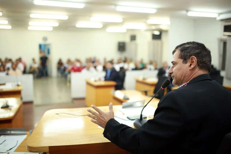 Prefeito atende sugestão de vereador para liberar 13º salário em duas parcelas