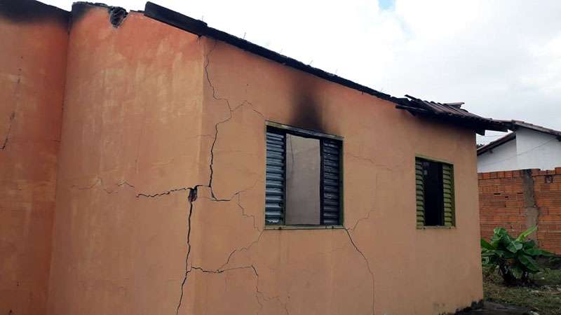 Leia mais sobre o artigo Bombeiros combatem incêndio em residência no Guató; suspeito foi detido pela PM