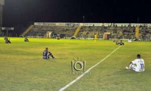 Leia mais sobre o artigo Jogadores do Corumbaense e Sinop sentam no campo em protesto contra salários atrasados