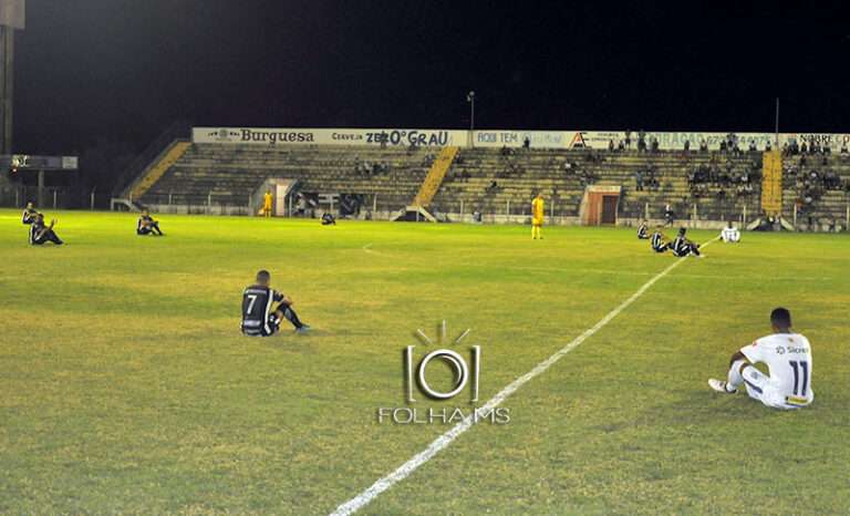 Jogadores do Corumbaense e Sinop sentam no campo em protesto contra salários atrasados