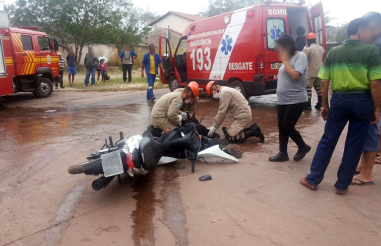Mulher fica ferida em colisão entre moto e caminhão no Nova Corumbá