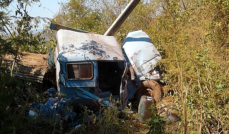 Família fica ferida após veículo se chocar em poste de energia na Estrada Parque
