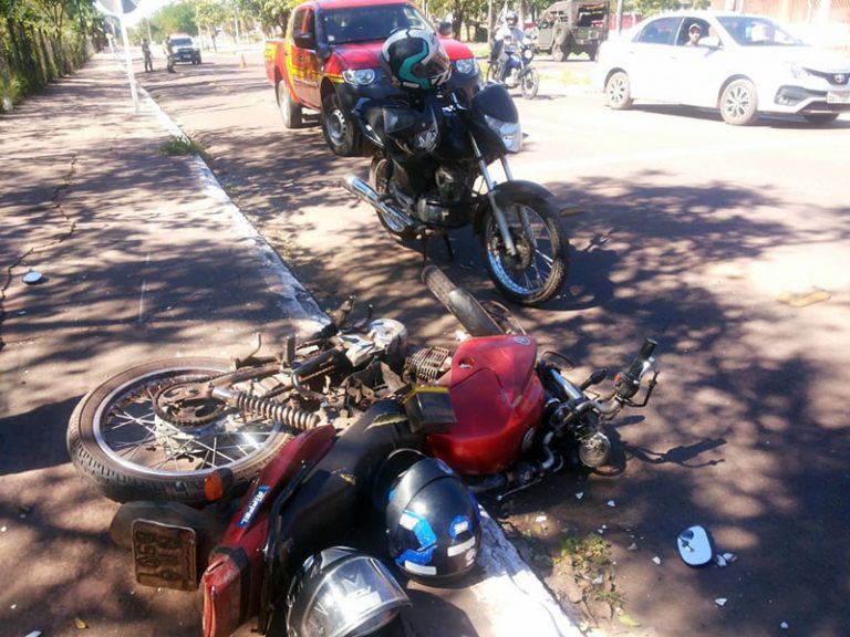 Colisão entre motocicletas na Avenida Rio Branco deixa uma pessoa ferida