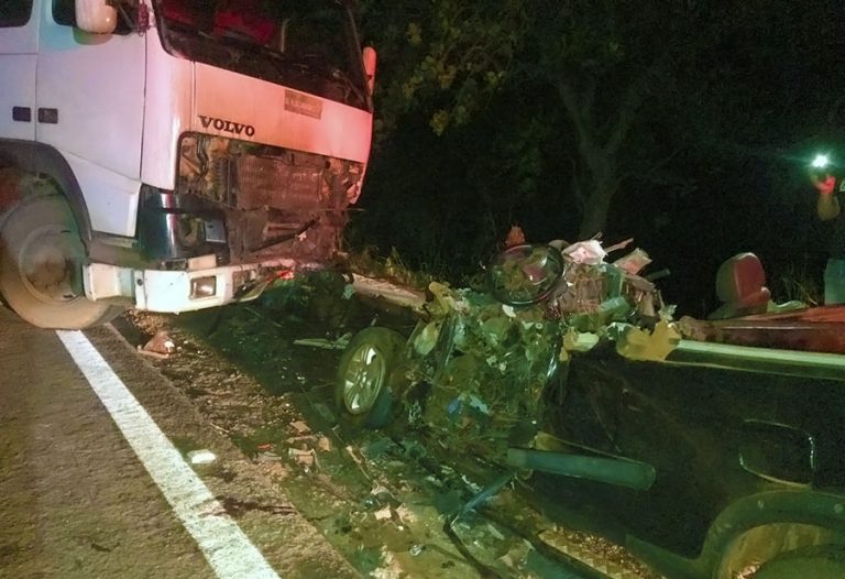 Homem morre em acidente entre carreta e carro na BR-262