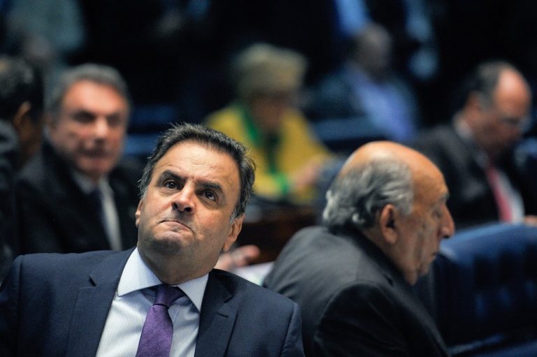Cúpula do PSDB discute expulsão de Aécio e espera pedido de licença do deputado até agosto