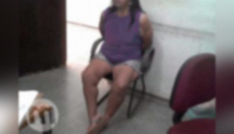 Avó é flagrada bêbada em bar com neto de 2 anos e acaba presa