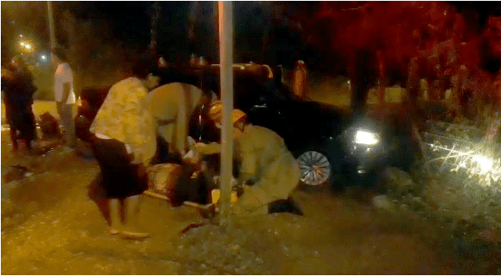 Mulher é socorrida pelos bombeiros após colisão entre carros