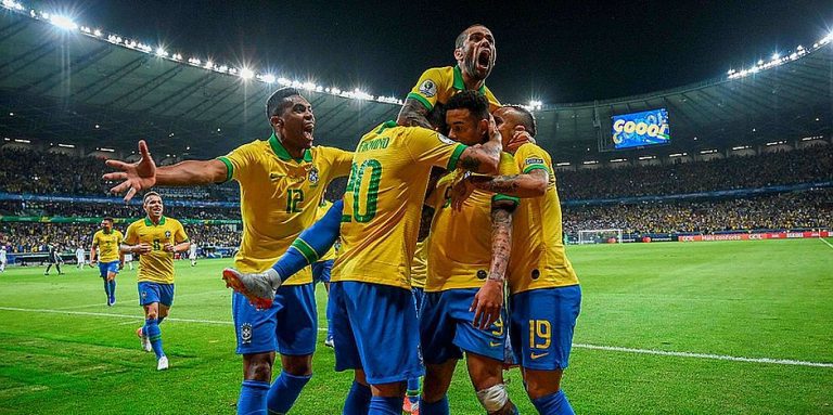 Brasil vence a Argentina por 2 a 0 e passa para final da Copa América