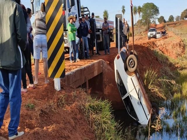 Motorista é encontrado morto em carro caído dentro de córrego