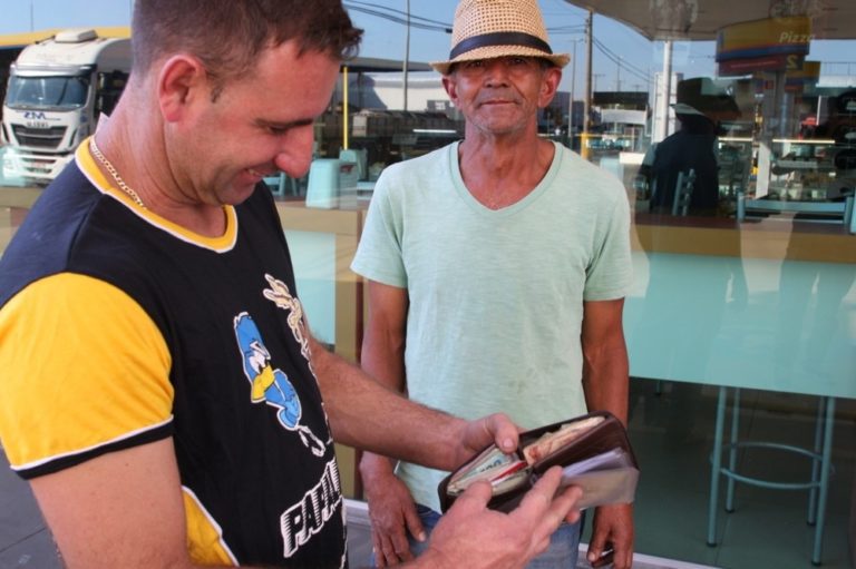 Ajudante de caminhão acha carteira com R$ 15 mil e devolve ao dono no interior de SP