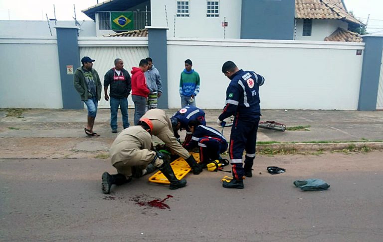 Ciclista sofre ferimentos na cabeça após colidir com motociclista no Popular Velha