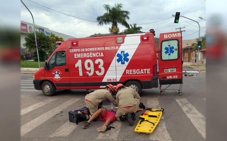 Adolescente que conduzia bicicleta motorizada fica ferido após colidir com carro