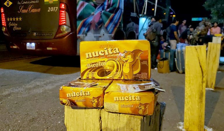 Bolivianos são presos com 8 quilos de cocaína dentro de caixas de cereal e achocolatado na BR-262