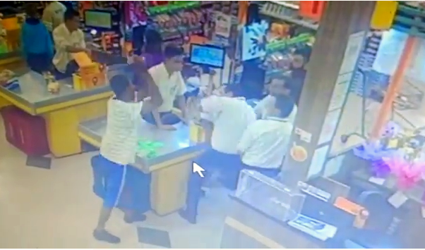 Homem agride funcionário de mercado com golpe de facão no interior de SP | vídeo