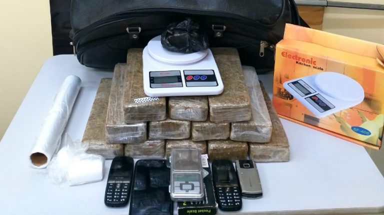 Mulher é presa vendendo drogas com filha no colo