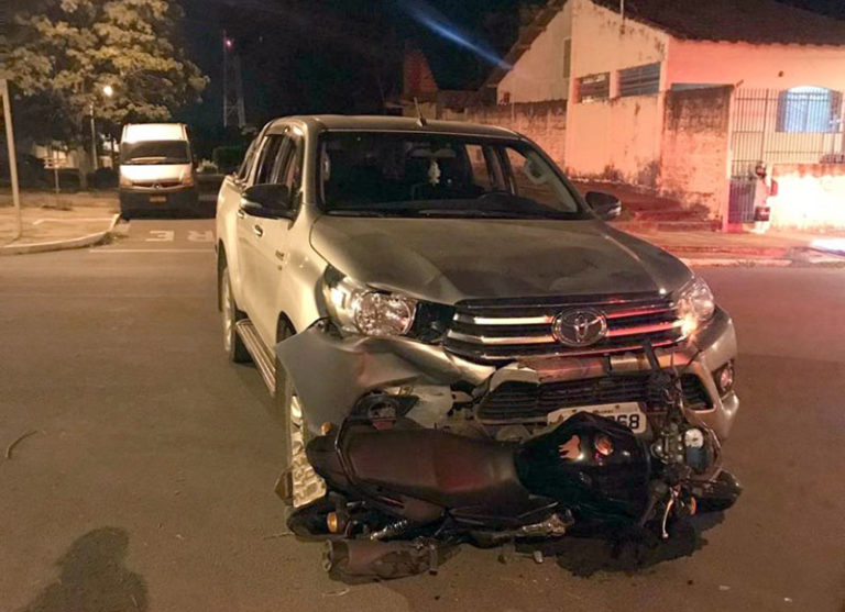 Motociclista sofre fratura na perna após colidir com caminhonete em Ladário