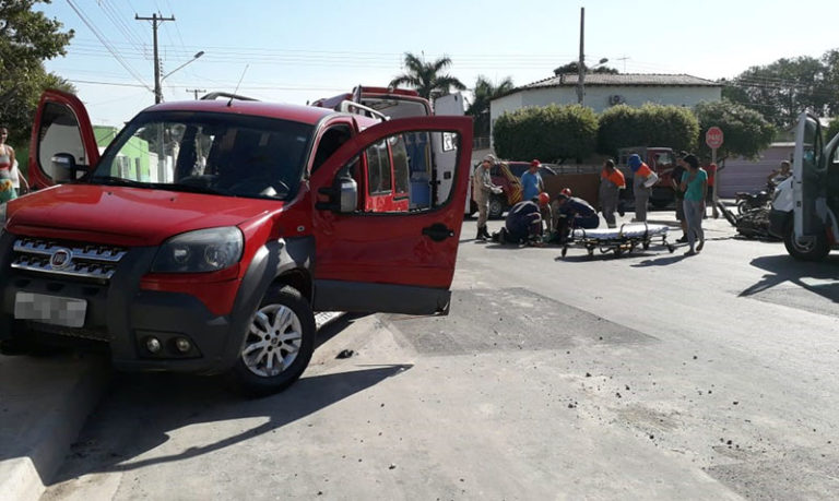 Motociclista sofre traumatismo craniano em colisão com carro na região central