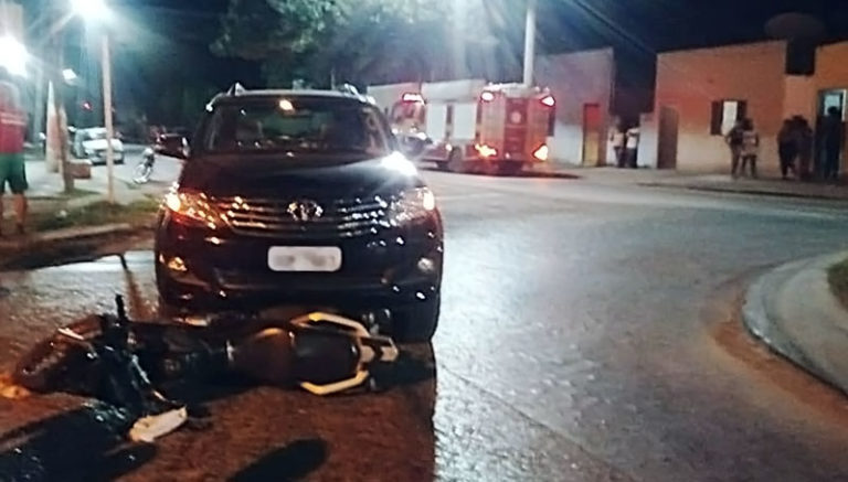Duas pessoas ficam feridas em colisão entre carro e moto