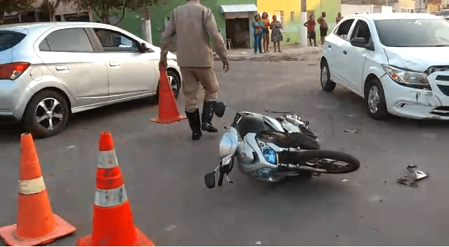 Motociclista fica ferido em colisão entre carro e moto