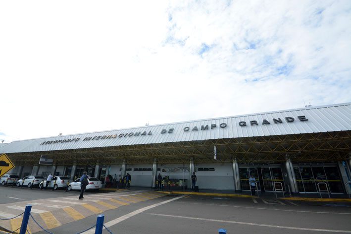 Bebê fica preso em carro no aeroporto de Campo Grande e mobiliza Corpo de Bombeiros