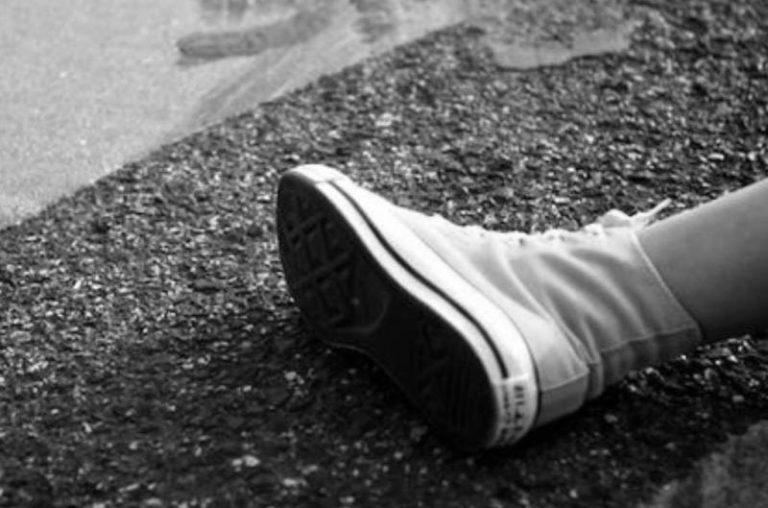 Criança de 2 anos sofre traumatismo craniano após ser atropelada em frente de casa no Guatós